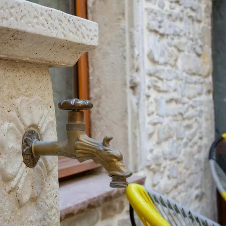 Gîte des Augustins Crémieu Exterior foto